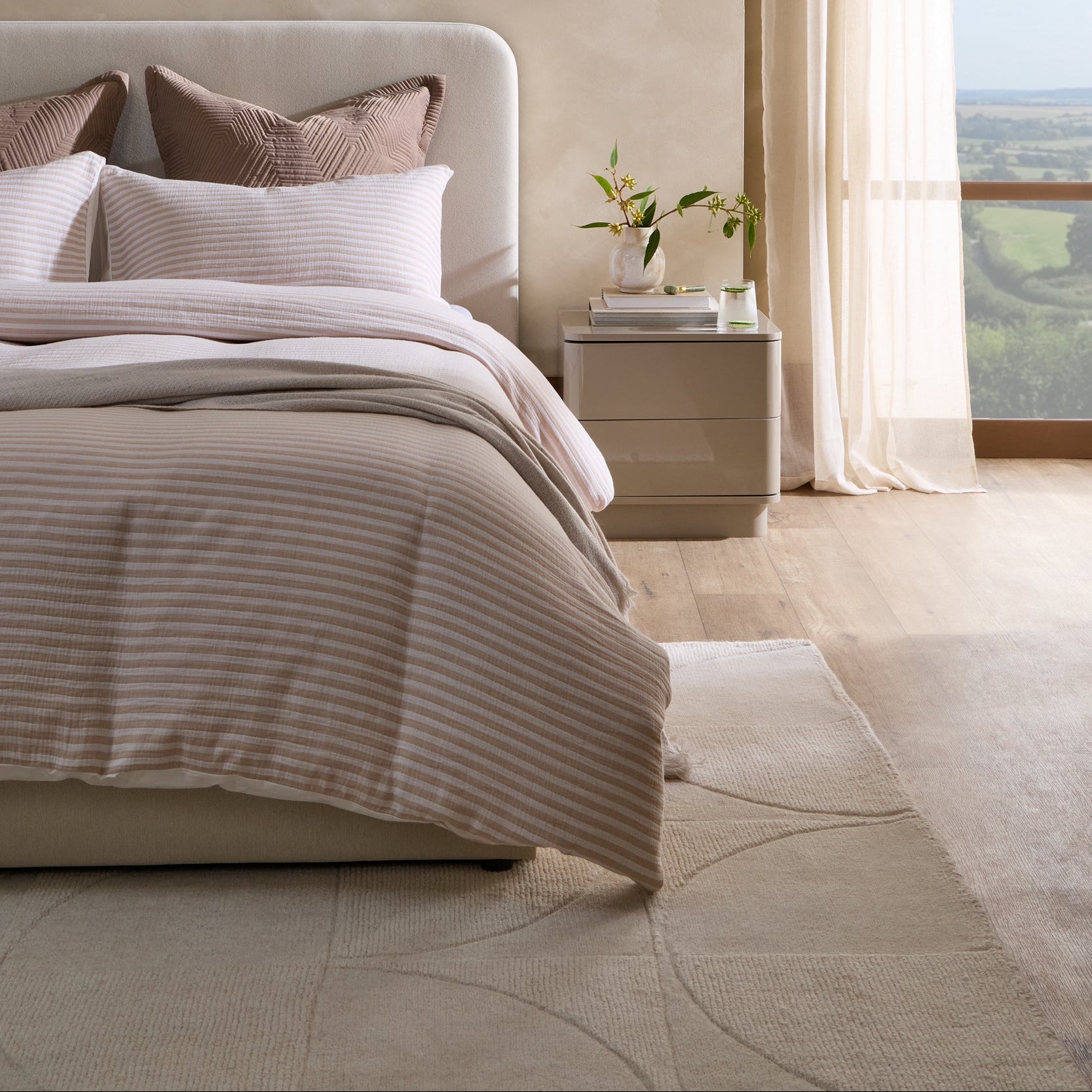 Liv Hand Woven Wool Half Circle Design Rug - Off White